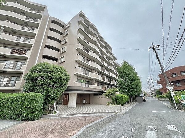 街並みに静かに溶け込み、豊かな緑と調和しながら穏やかな日常を予感させる佇まいです。