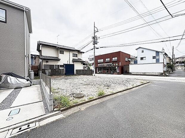 周辺環境と調和する穏やかな街並みにあり、自由な発想で理想の住まいを描ける落ち着いた立地です。