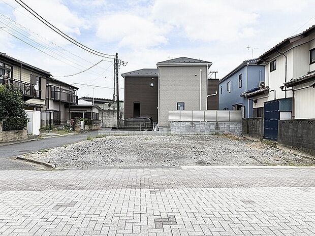 穏やかな住宅街に位置し、理想の住まいをゼロから描けるゆとりある空間が広がっています。