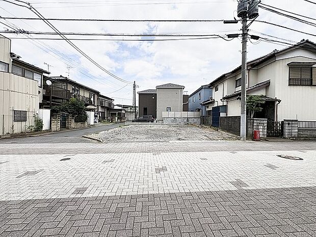 穏やかな住宅地の中に位置し、これからの暮らしを自由に描けるゆとりある空間が広がっています。