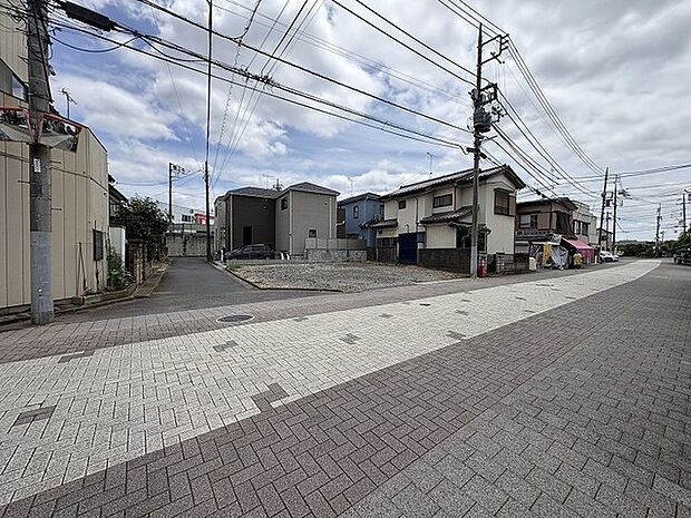落ち着いた街並みの一角にあり、周囲に馴染む穏やかな時間が流れる穏やかな環境です。