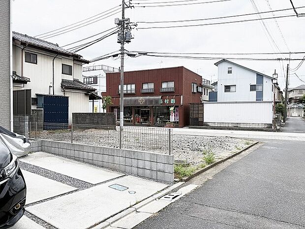 周辺環境と調和しながら、理想の暮らしを描き出せる落ち着きのある街並みが広がっています。