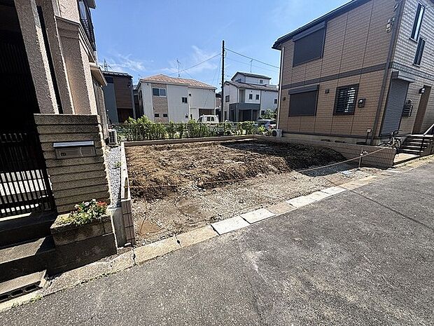 落ち着いた住宅街の一角にあり、自由な発想で理想の暮らしを描ける開放的な空間が広がっています。