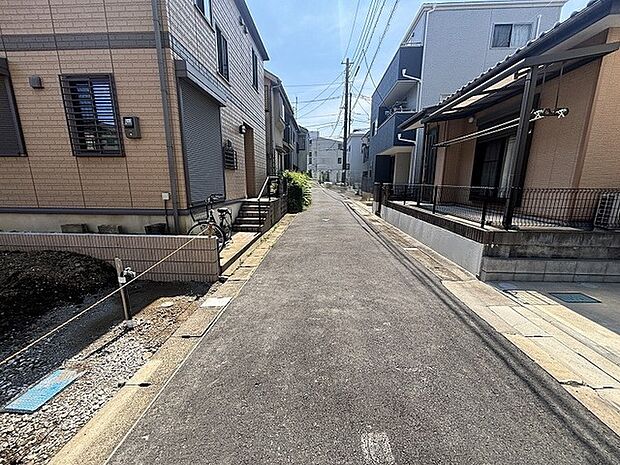穏やかな空気が流れる住宅街の風景は、日々の暮らしに静かな安らぎをもたらしてくれます。