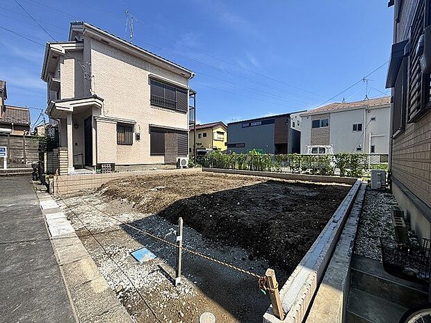 理想の住まいを自由に描き出せる、すっきりと開けた土地の佇まいが暮らしの可能性を広げてくれます。
