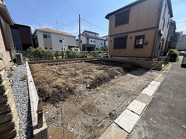 穏やかな周辺環境に恵まれた、理想の住まいを描き出せる広々とした更地です。
