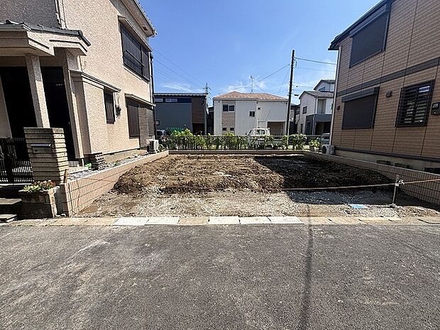閑静な住宅街の一角に位置し、理想の住まいをゼロから描くことができる広々とした敷地です。