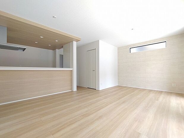 木目の優しさとすっきりとした広がりが調和する、日々の暮らしに安らぎをもたらす心地よい空間です。