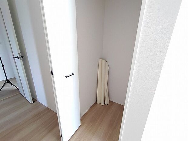 シンプルで無駄のない構成が、日々の暮らしに心地よいゆとりと洗練された落ち着きをもたらします。