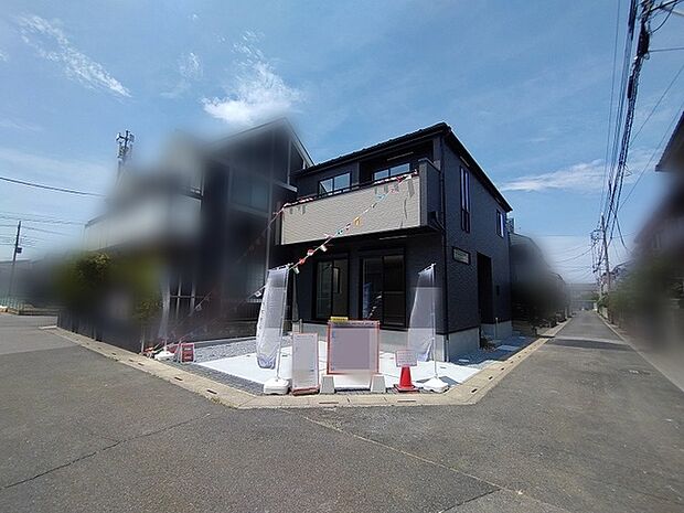 洗練された外観が街並みに静かに溶け込み、落ち着きのある佇まいが日々の暮らしに心地よい調和をもたらします。