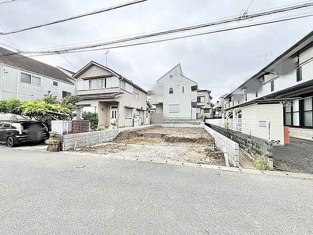 穏やかな街並みに溶け込む、自分だけの住まいをゼロから描くゆとりある広さの敷地です。