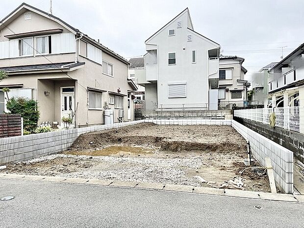 周囲に住宅が立ち並ぶ穏やかな環境で、これからの暮らしを自由に描き出せるゆとりある敷地です。