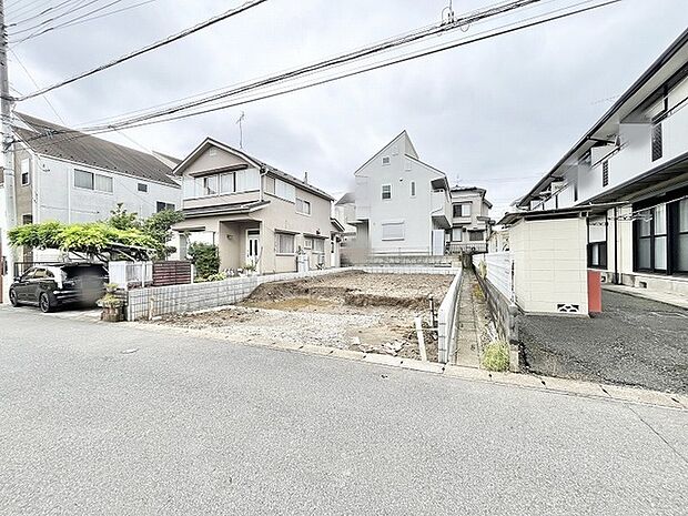 周囲の街並みと調和する穏やかな住環境の中にあり、暮らしの未来を自由に描けるフラットな敷地です。