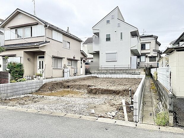 閑静な住宅街の一角に位置し、理想の住まいをゼロから描くための可能性を秘めた穏やかな空間です。