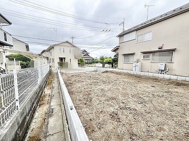 理想の住まいを自由に描ける、落ち着いた環境に位置する開放的な敷地です。