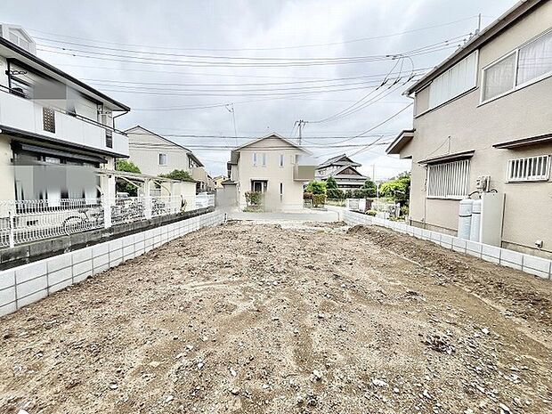 周囲の街並みに溶け込む、落ち着いた住宅エリアに位置する整った区画です。