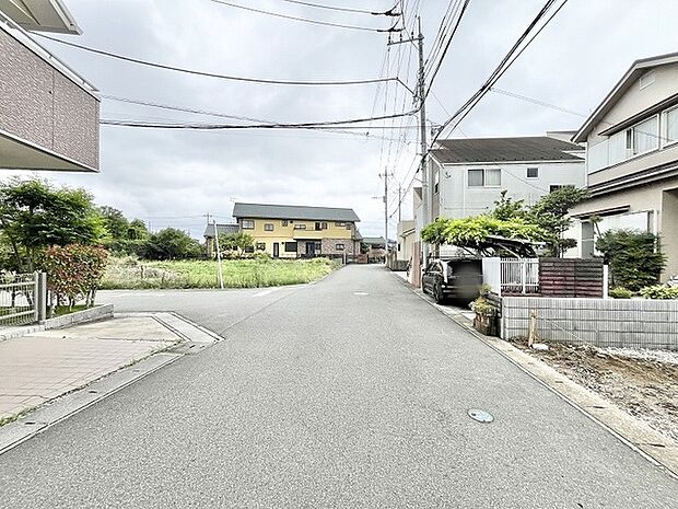 穏やかな空気が流れる閑静な住宅街で、日々の暮らしに安らぎを感じられる落ち着いたロケーションです。
