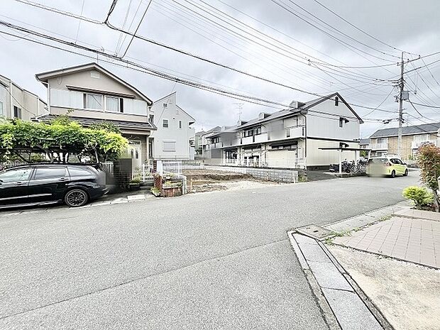閑静な住宅街の中にあり、日々の暮らしに穏やかな落ち着きと安らぎを感じさせる良好な住環境が整っています。