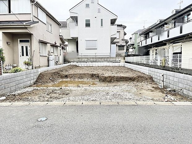 閑静な住宅街の一角に位置し、理想の住まいをゼロから描き出すための広々とした空間が広がっています。