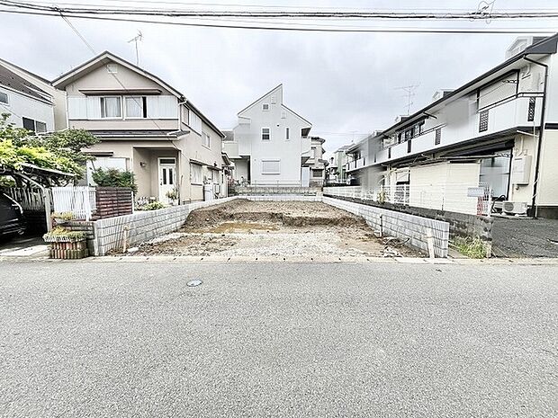 閑静な住宅街の一角に位置し、理想の住まいをゼロから描き出すための落ち着いた環境が整っています。