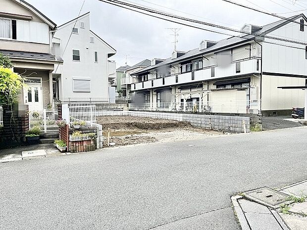 閑静な住宅街の一角に位置し、理想の住まいをゼロから描き出せるゆとりある敷地が広がっています。