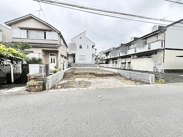 閑静な住宅街の一角にあり、新しい暮らしの構想を静かに描き出せる開放感のある敷地です。