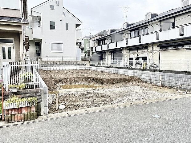 静かな住宅街に佇む、理想の住まいをゼロから描き出せる広々とした空間です。