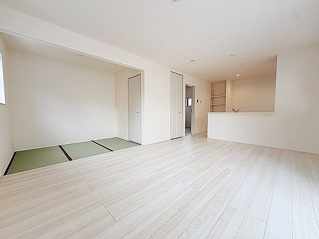 白を基調としたすっきりとした空間に、和の落ち着きが程よいアクセントを添える心地よい広がり。