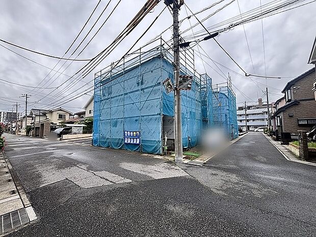 落ち着いた住宅街の角地に位置し、これから新しい暮らしが描き出される期待感を感じさせる佇まいです。