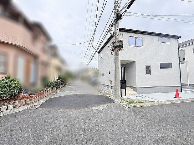 落ち着いた住環境が広がる穏やかな街並みに佇み、日々の暮らしに心地よいくつろぎをもたらす空間。