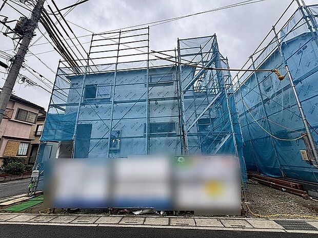 理想の住まいへと形を変えていく、期待と静けさが漂う建築中の風景です。