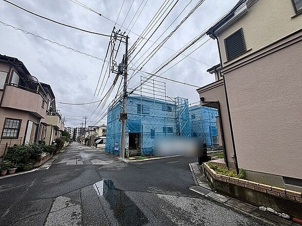 周辺環境に溶け込みながら、新しい暮らしの始まりを感じさせる閑静な住宅街の一角です。
