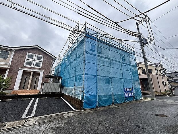 新たな暮らしの始まりを予感させる、丁寧な施工が進む現地外観の様子です。