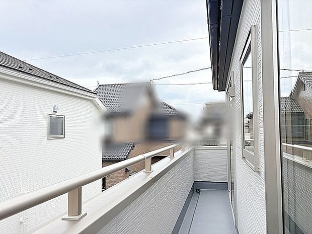 開放感のある広々としたバルコニーから穏やかな日常の景色が広がります