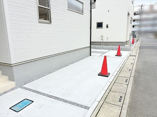 すっきりと整えられた外構が心地よい開放感をもたらす穏やかな佇まいです