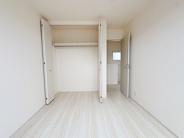すっきりと整えられた白基調の空間はさまざまなインテリアが美しく映えます