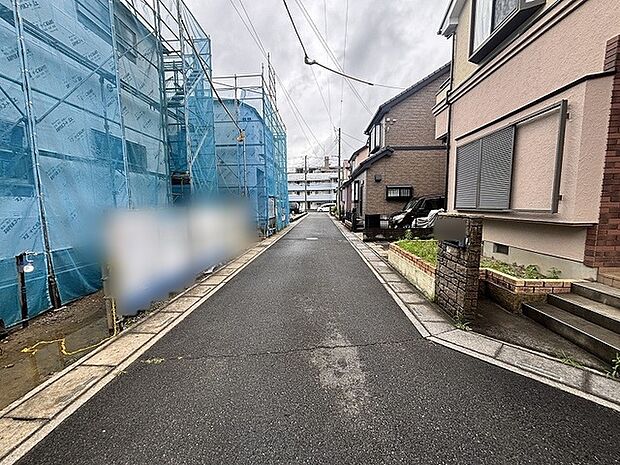 落ち着いた住宅街の雰囲気が漂う、日々の暮らしに静けさと安心感をもたらしてくれる住環境です。