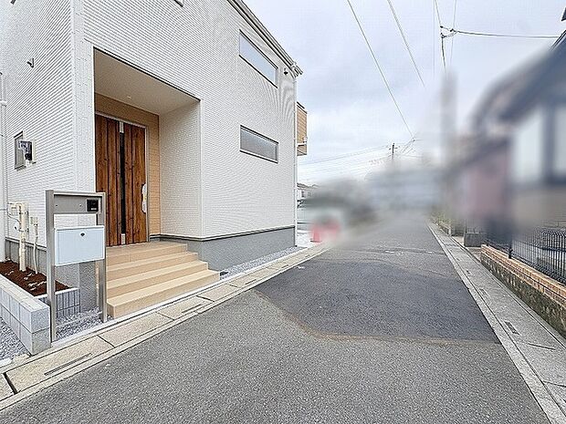 白を基調としたすっきりとした佇まいが、穏やかな日常の始まりを予感させる洗練された外観です。