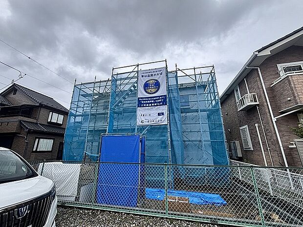 住まいが形作られていく過程を見守り、完成への期待と安心感が膨らむ建設現場のひとときです。