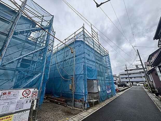 新しい暮らしの形を整える、静かな住宅街に佇む建設途中の住まいです。