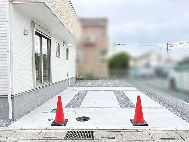 すっきりと整えられた外構が心地よい、開放感とゆとりを感じさせる住まいのアプローチ。