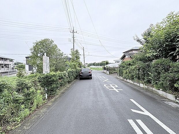 周辺には自然の緑が残り、静けさと心地よい開放感に包まれた穏やかな住環境が広がっています。