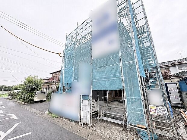 新たな暮らしのスタートに向けて、丁寧な施工が積み重なる静かな時間を感じさせる佇まいです。