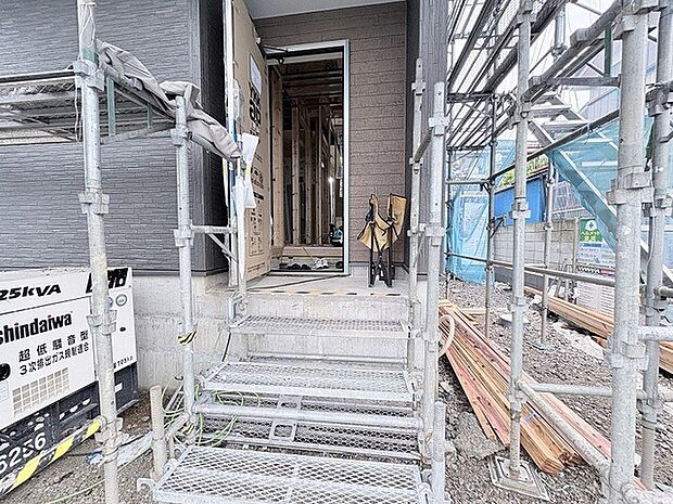 完成に向けて丁寧に工事が進められており、未来の暮らしの基盤が形作られていく様子が伝わります。