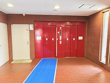 レンガ調の壁面が重厚な落ち着きを醸し出し、日々の暮らしに静かな安らぎをもたらす共用空間です。