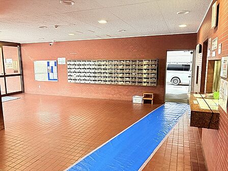 温かみのあるレンガ調のデザインが、訪れる人を穏やかに迎え入れる落ち着いた雰囲気の共用空間です。