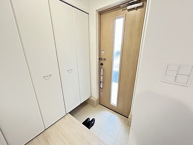 白を基調としたすっきりとした空間が、心地よいお出迎えのひとときを演出します。