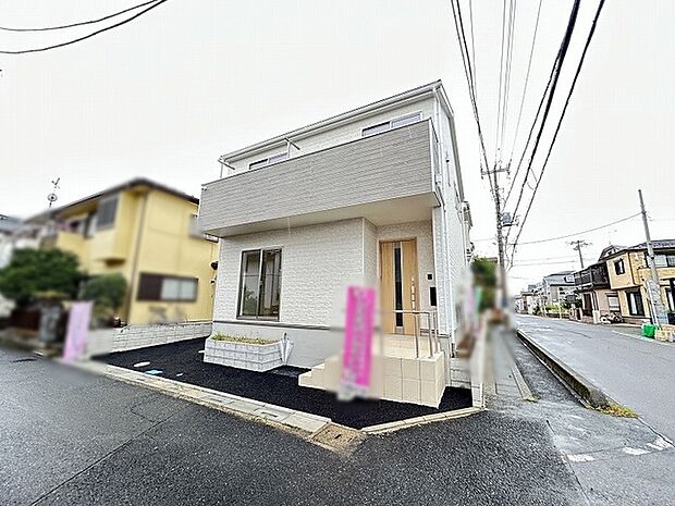 落ち着いた色合いの佇まいが周囲の街並みに調和し心地よい日常を予感させます