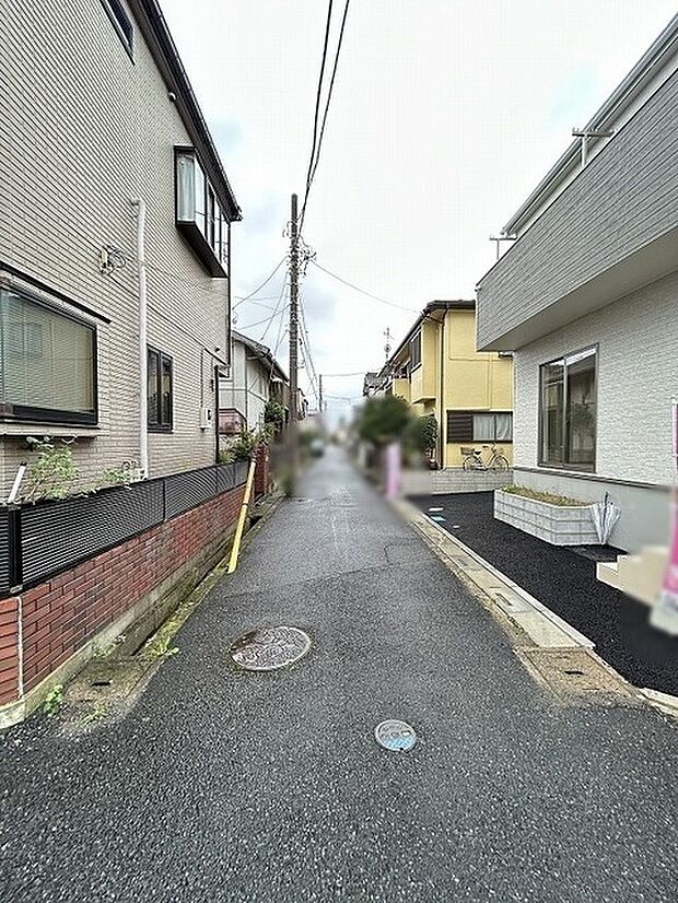 閑静な街並みに佇み、穏やかな日常の時間を包み込む落ち着きのある周辺環境です。