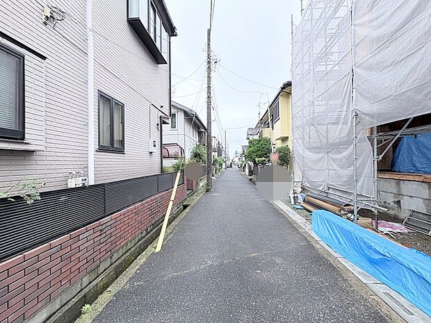 周辺環境に馴染む落ち着いた住環境で、日々の暮らしが穏やかに流れる街並みです。